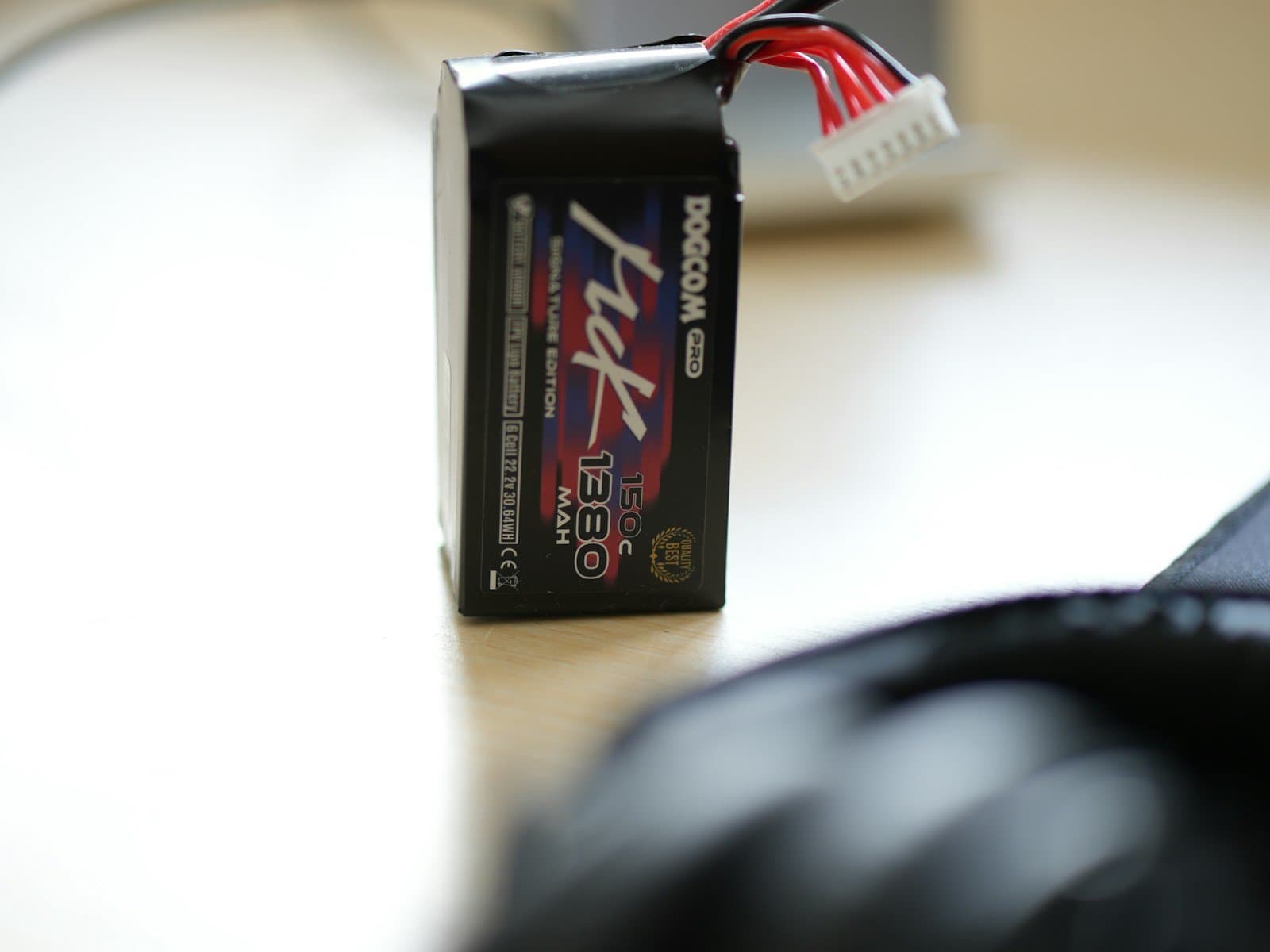 Batería LiPo de competencia con cable de balanceo sobre la mesa de trabajo