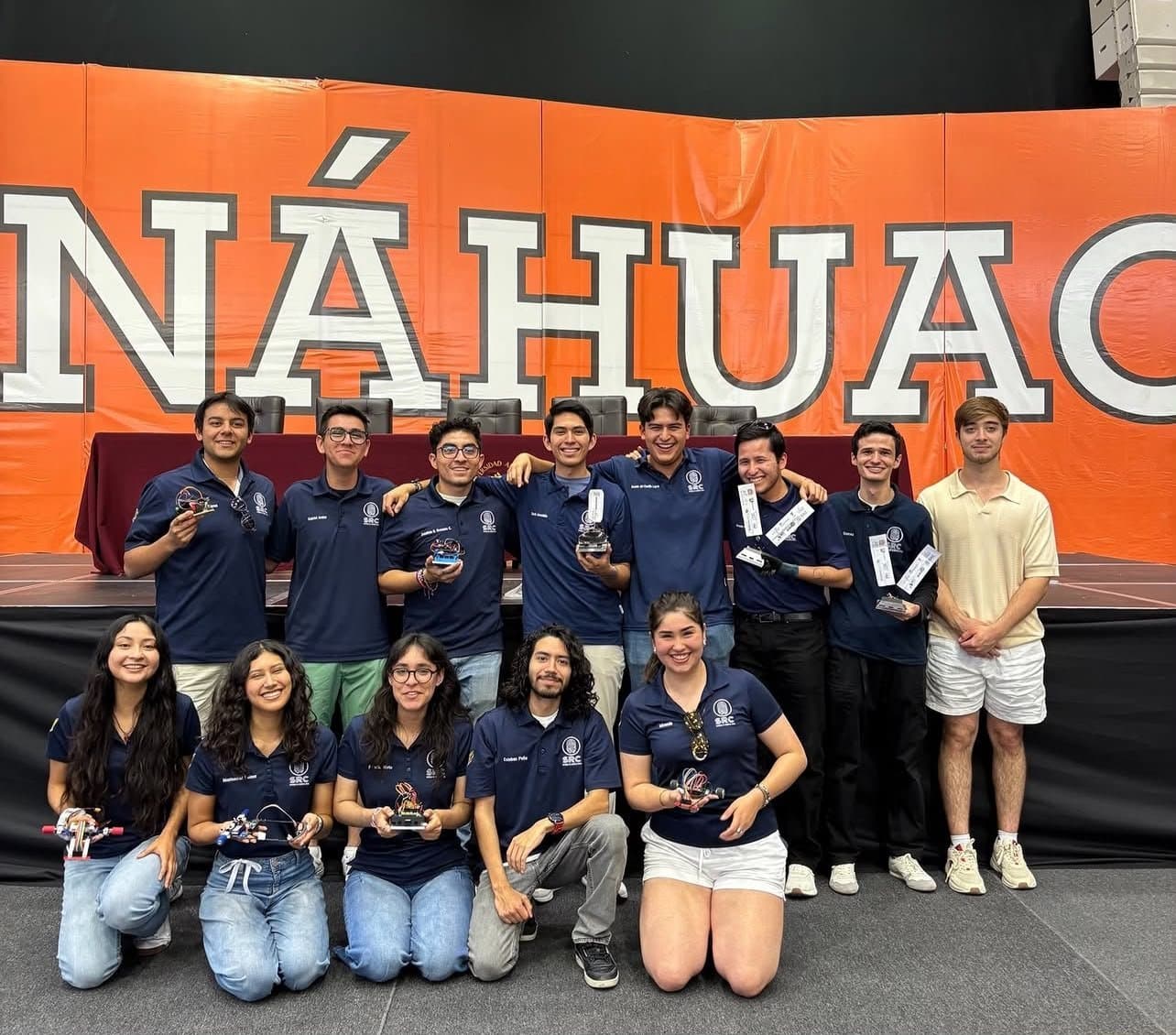 El equipo SRC con sus trofeos y reconocimientos en la premiación de MECAMEX 2025