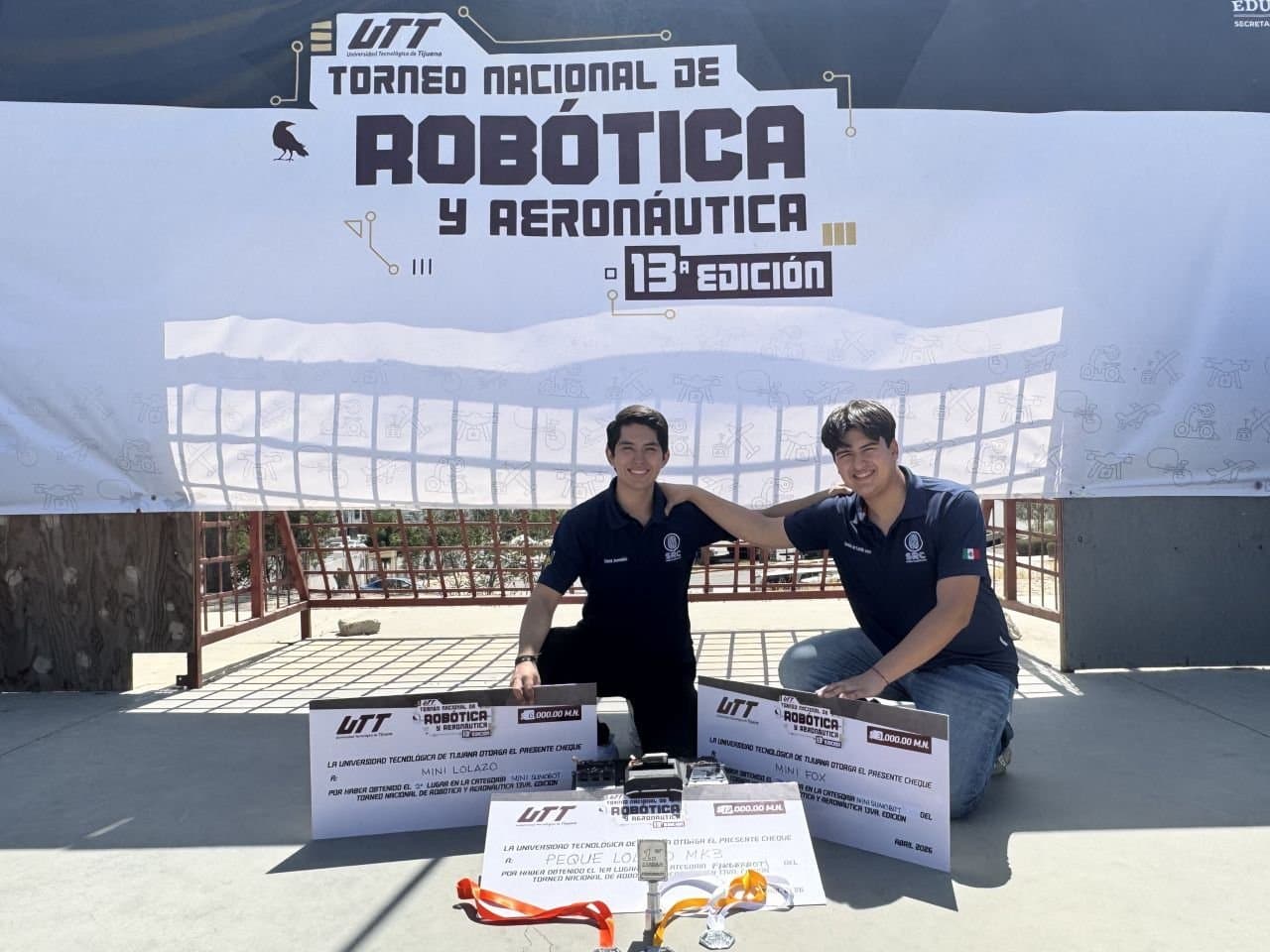 David Nava y Dominic del Castillo con los tres cheques de premiación del Torneo Nacional de Robótica y Aeronáutica 2026 en la UTT