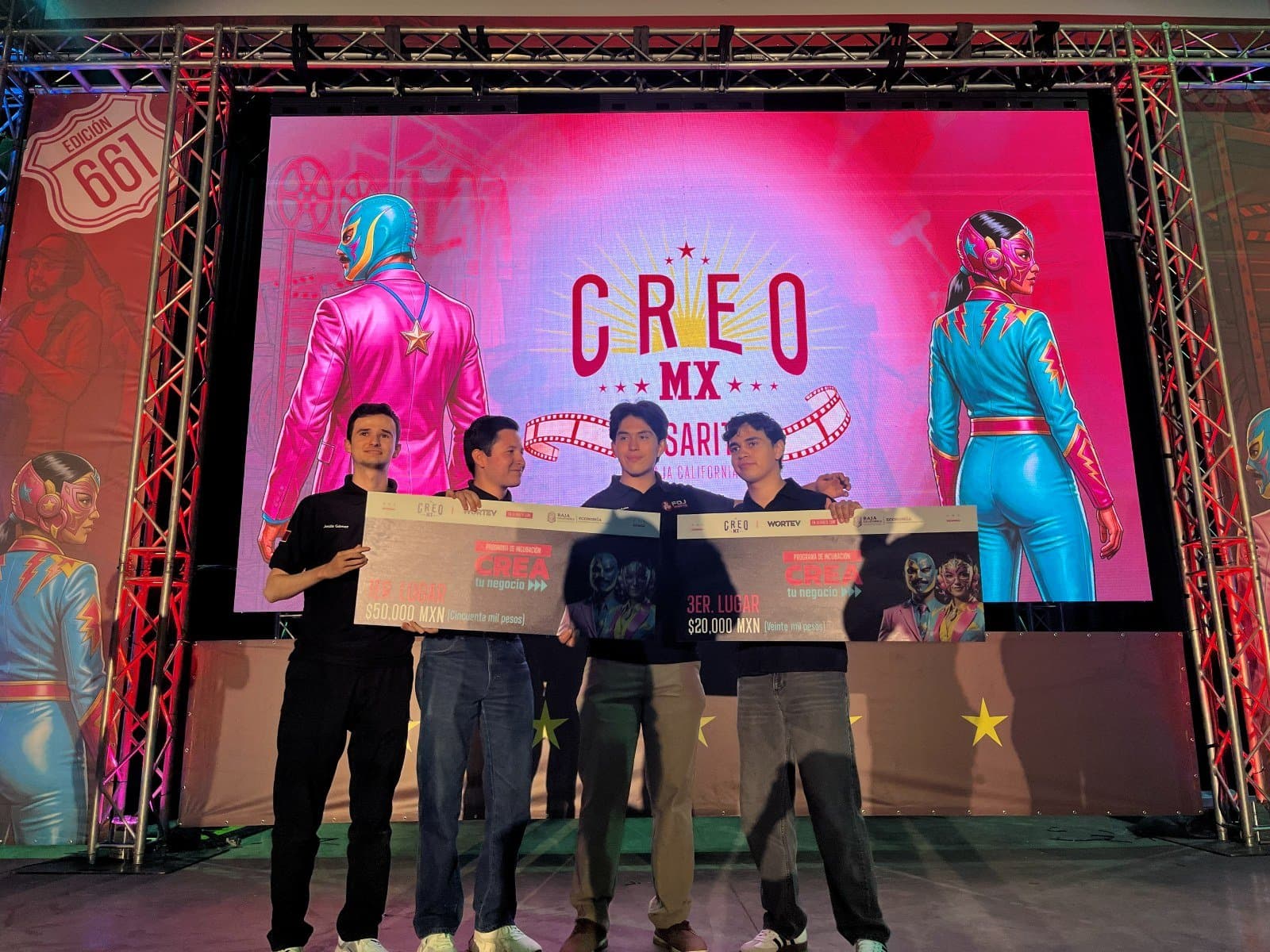 Entrega de los cheques de primer y tercer lugar en el escenario de CREO MX Rosarito 2026, en Baja Studios